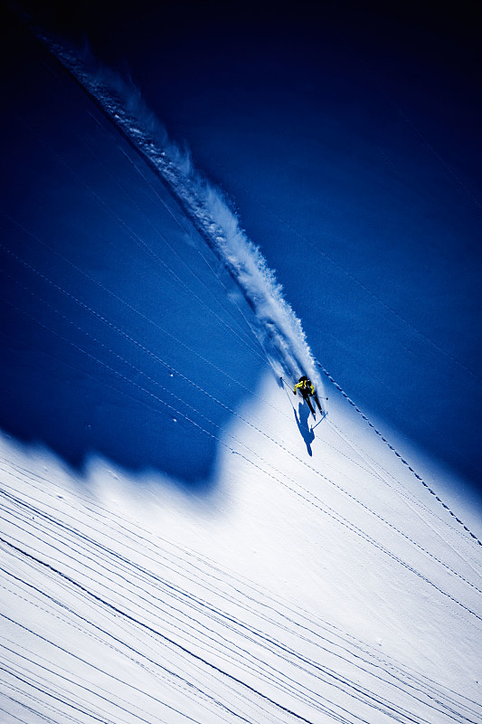 一个人在雪上滑雪的鸟瞰图，施拉德明，奥地利图片下载