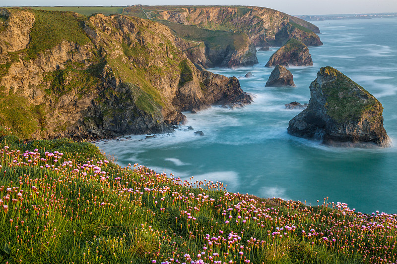 海岸线和海洋景观，Bedruthan Steps Cornwall，英国图片素材