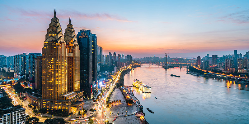 中国重庆长江沿岸金色喜来登高楼高视角夜景风光图片下载