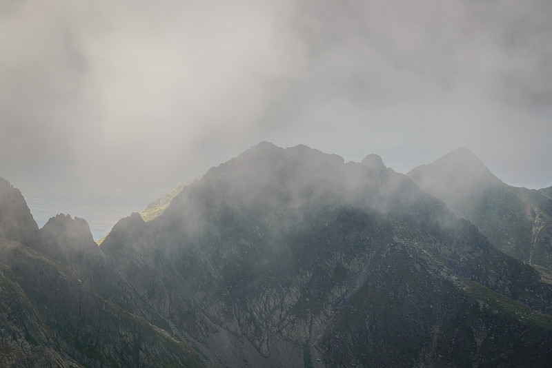 罗马尼亚，迷雾笼罩的法加拉斯山脉图片下载