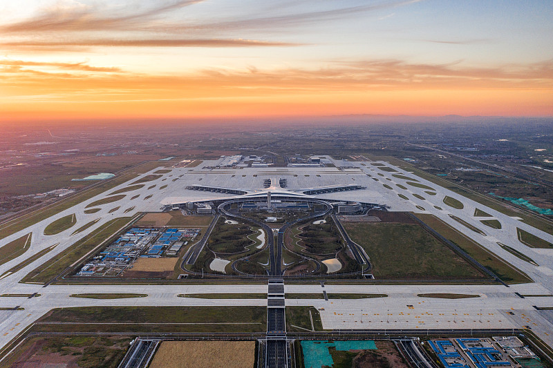 黄昏下的山东青岛胶东国际机场航拍全景图片素材