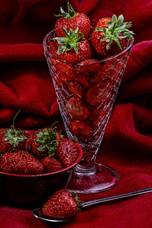 高角度的草莓和饮料桌上，诺斯威奇，英国图片下载