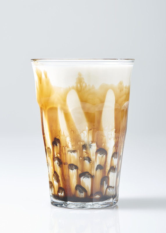 红糖奶茶与木薯珍珠在白色的背景图片下载