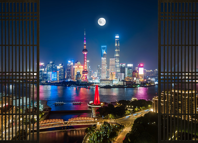 夜景航拍上海陆家嘴城市天际线建筑节日中秋月亮风景旅游目的地图片素材