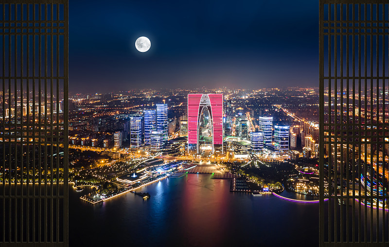 夜景航拍苏州金鸡湖城市天际线建筑节日中秋月亮风景旅游目的地图片下载