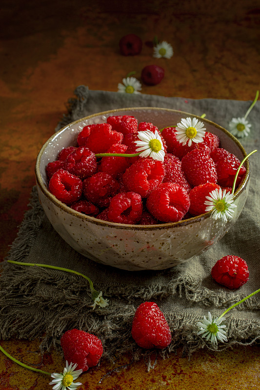 高角度的草莓在碗上的桌子，利斯，荷兰图片素材