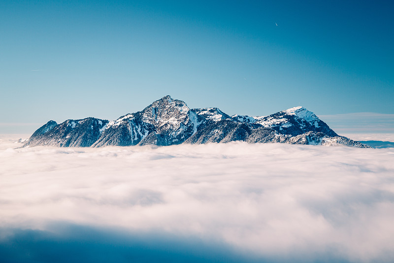 白雪皑皑的高山映衬着蓝天图片下载