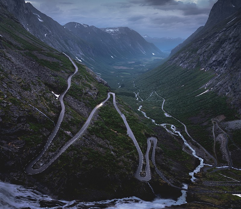 鸟瞰图中蜿蜒的道路山间，恩达尔尼斯，挪威图片素材