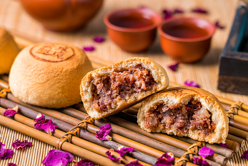 云南中秋节特色美食鲜肉玫瑰云腿月饼图片素材