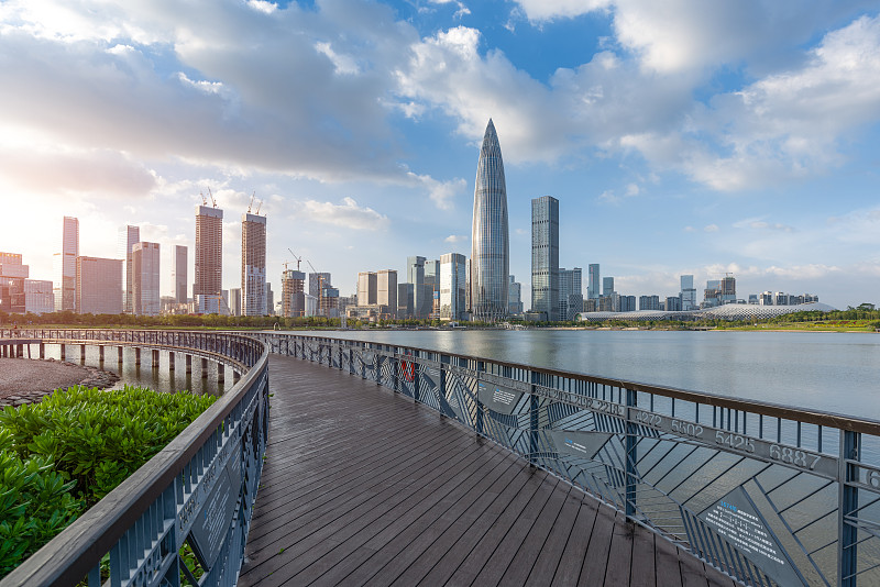 深圳后海金融区人才公园和无人的栈桥图片素材