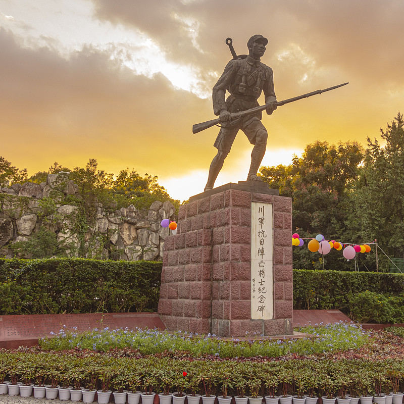 成都市人民公园的川军抗战将士纪念碑沐浴在夕阳下图片素材