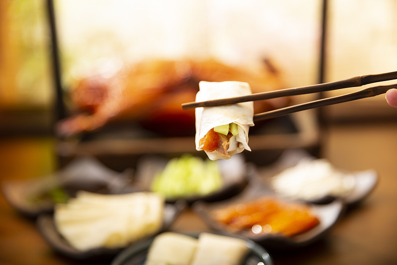 中华美食北京烤鸭卷静物图片下载