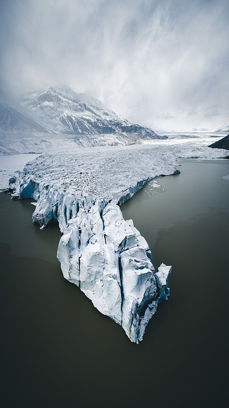 风雪中的来古冰川图片下载