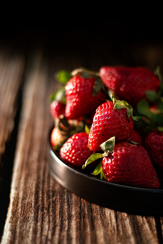 桌子上的碗里草莓的特写图片素材