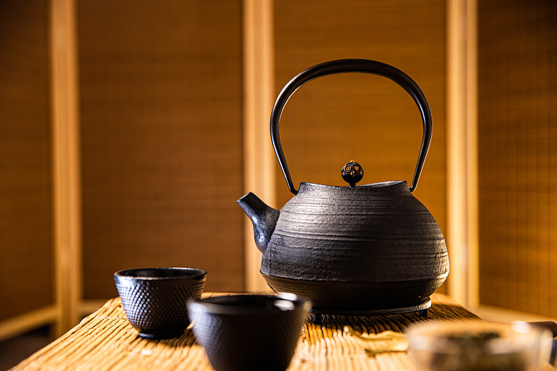 中国古典铁壶茶具在桌子上图片下载