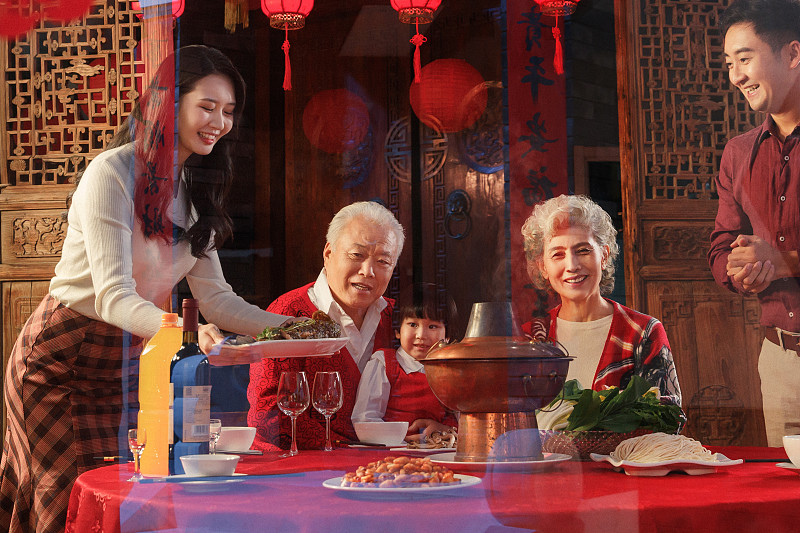 幸福的东方家庭准备过年吃团圆饭图片下载