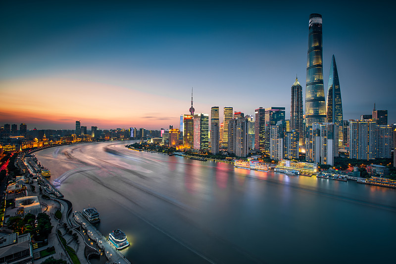 高楼俯瞰黄昏时分的上海外滩滨江图片下载