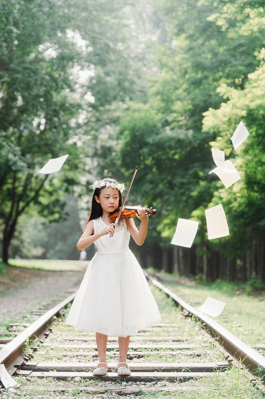 小女孩在户外拉小提琴图片下载