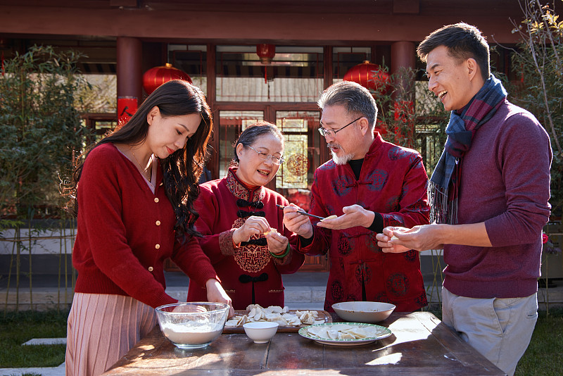 幸福的家庭过年包饺子图片下载