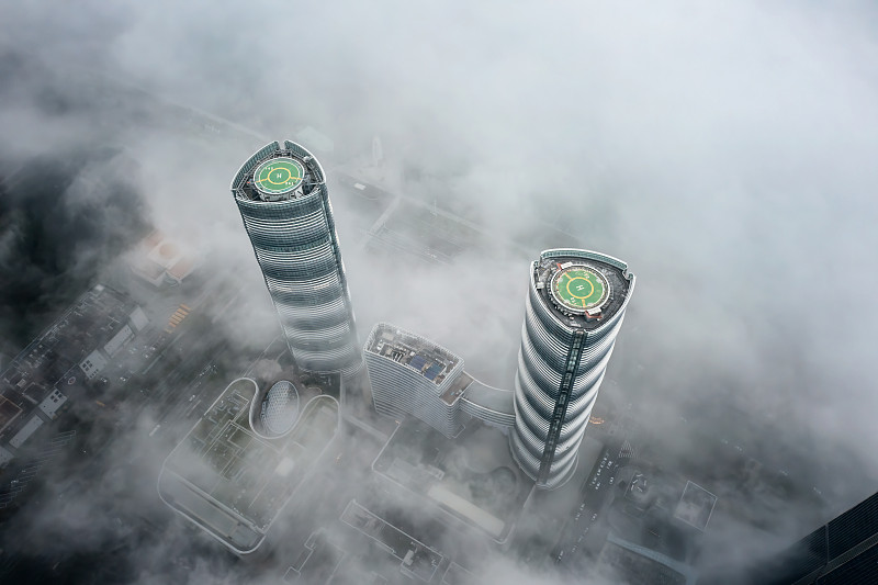 航拍平流雾中的厦门城市风光图片下载