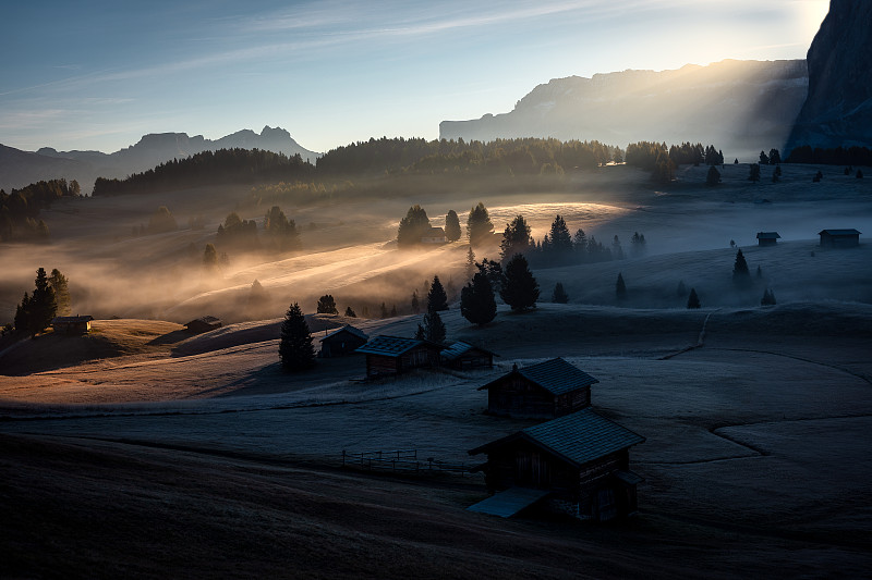 日落时雪山的景色映衬着天空，阿尔卑斯，意大利图片素材