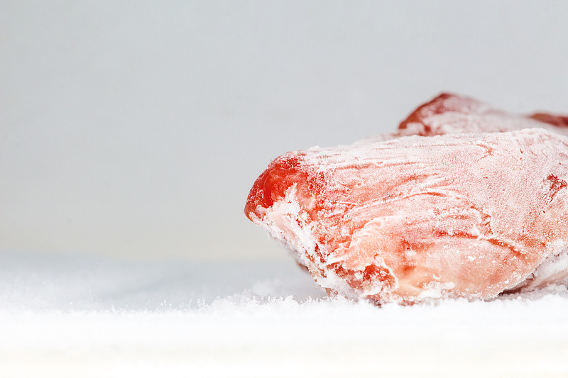 急冻室里结霜的肉图片下载