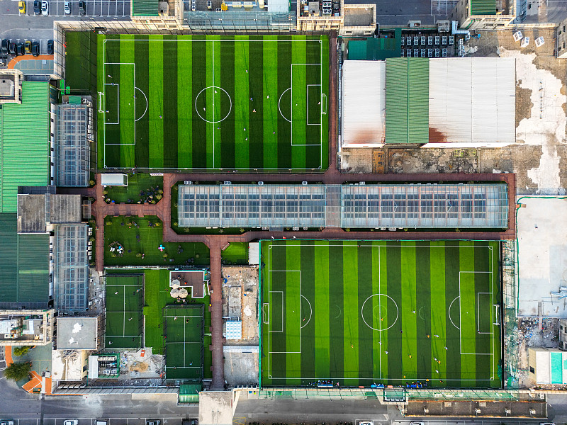 城市建筑中的足球场图片下载
