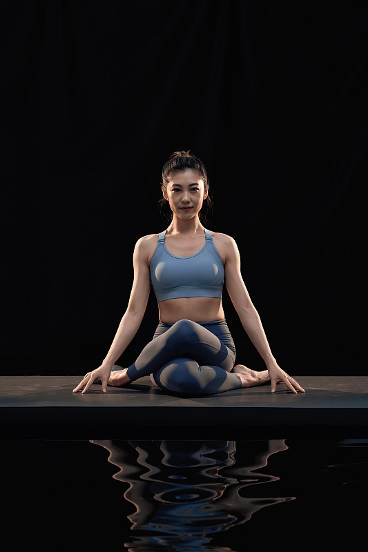 水池边练习瑜伽的亚洲美女图片下载
