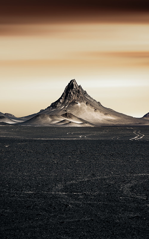 日落时沙漠山峰对天的景色图片下载