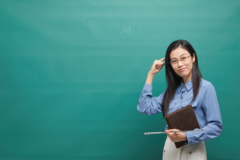 黑板前的亚洲女教师图片下载