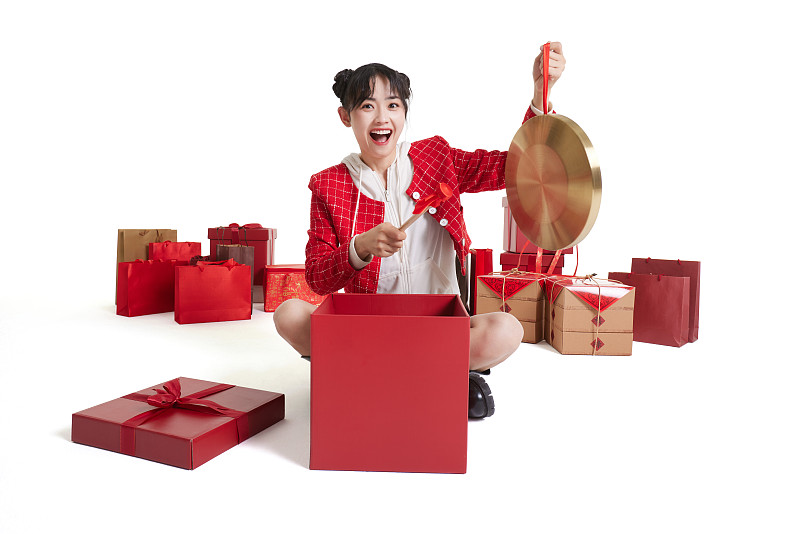 Happy young woman with many gifts图片下载