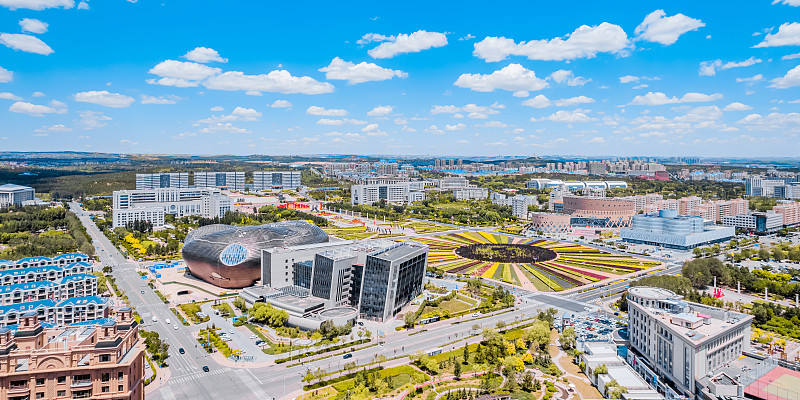 中国内蒙古鄂尔多斯康巴什新区鄂尔多斯博物馆和城市天际线风光航拍图片下载