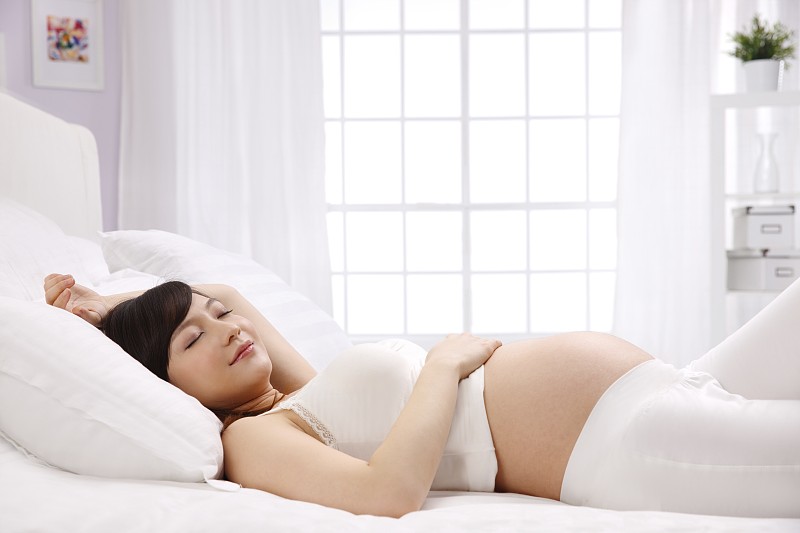 孕妇躺在床上睡觉图片下载