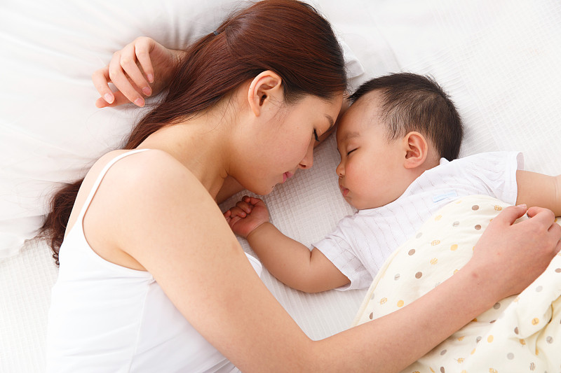 妈妈和宝宝睡觉图片素材