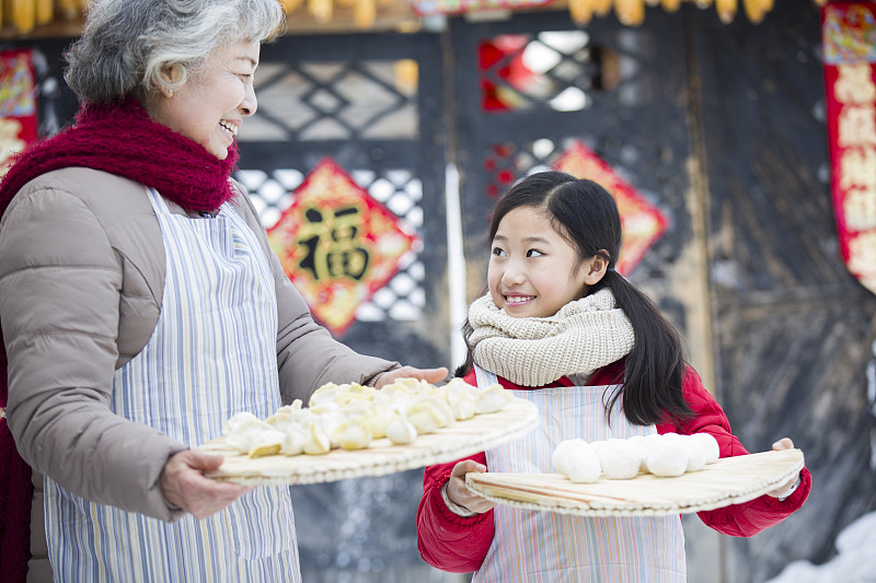 奶奶和孙女端着水饺图片素材
