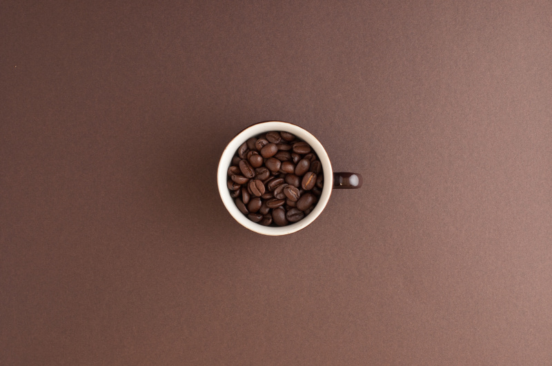 装满咖啡豆的浓缩咖啡杯图片素材