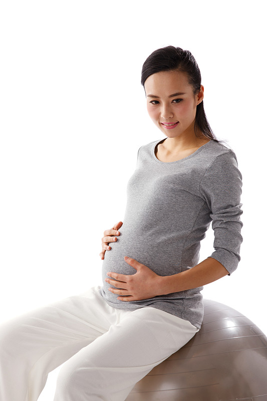 孕妇坐在健身球上图片下载