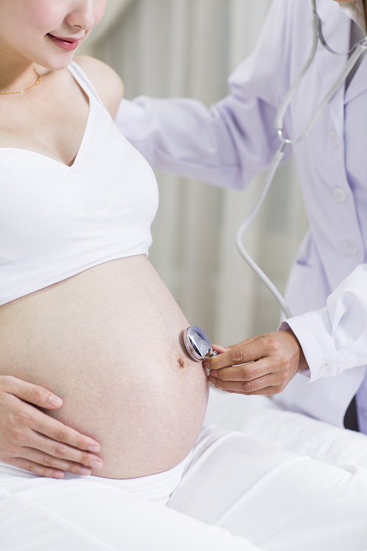 医生检查孕妇的身体图片下载