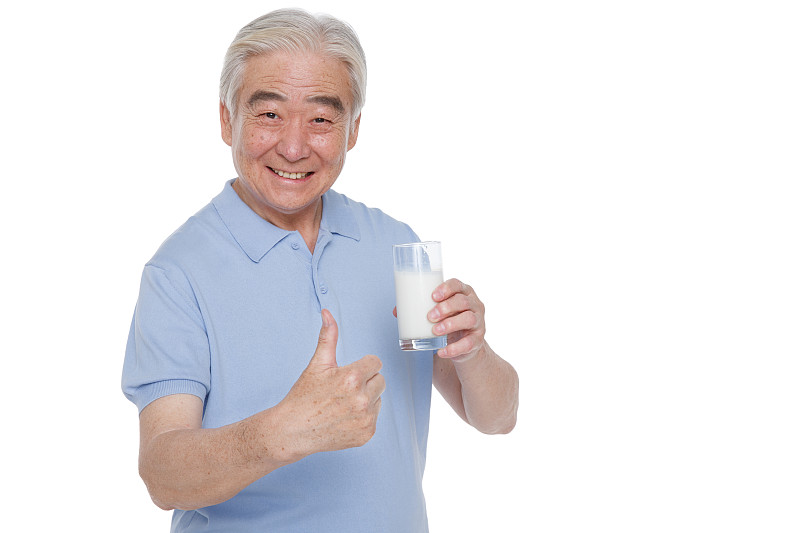 一个老年男人端着牛奶图片下载