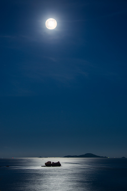 厦门海上的月亮图片素材