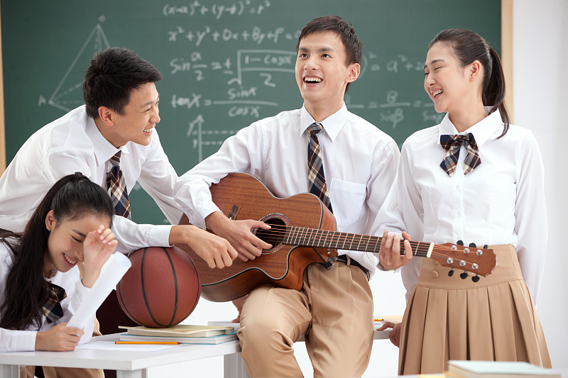 中学生在教室里弹吉他图片素材
