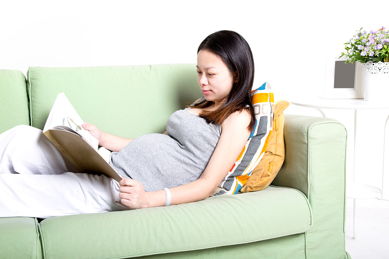 孕妇在看书图片素材