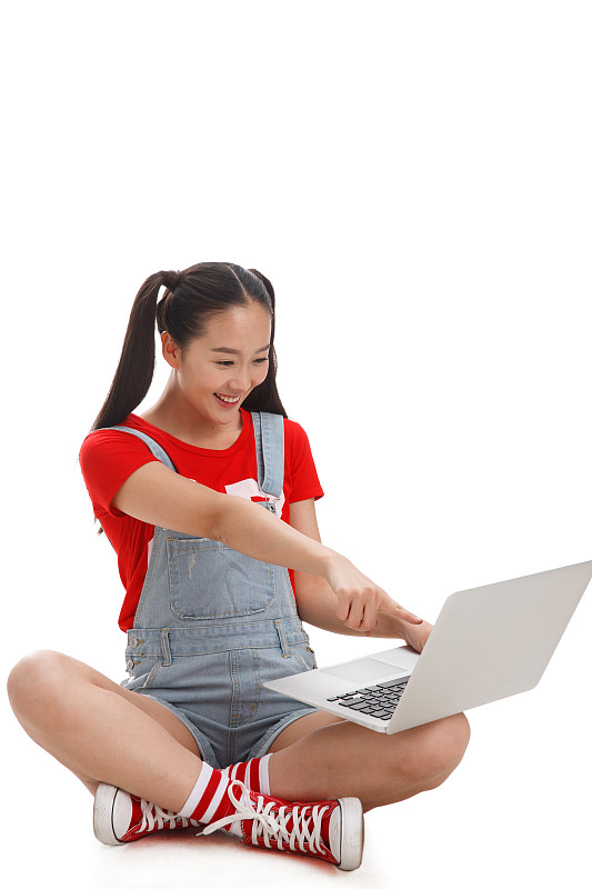 年轻女孩使用笔记本电脑图片下载