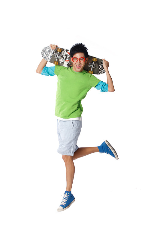 时尚活力的年轻男孩玩滑板图片下载