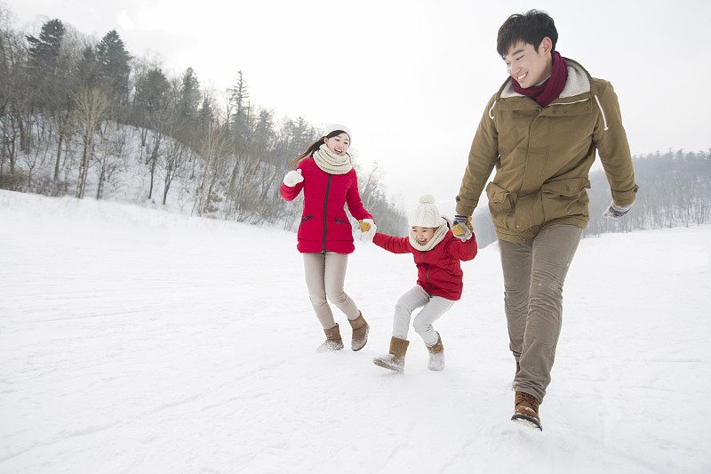快乐的一家人在雪地上嬉戏图片下载