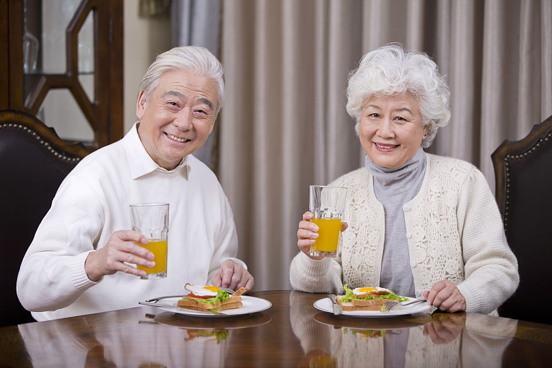 老年夫妇吃早餐图片素材