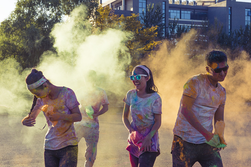 People throwing powder at The Color Run图片素材