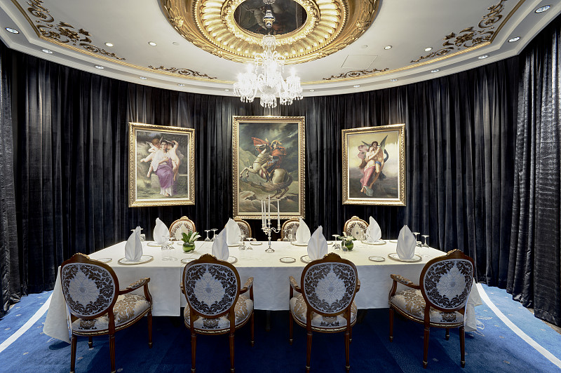 Luxury restaurant dining room图片下载
