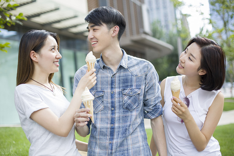 快乐的年轻人吃冰淇淋图片下载