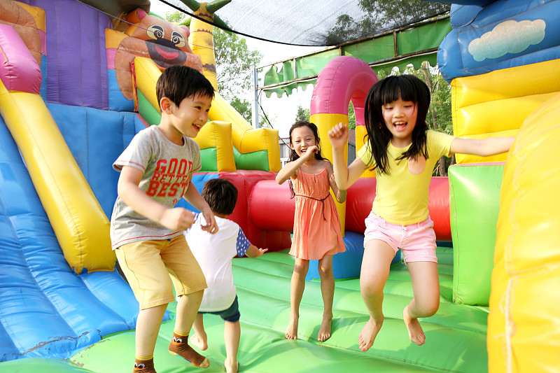 欢乐的儿童在游乐场玩耍图片下载